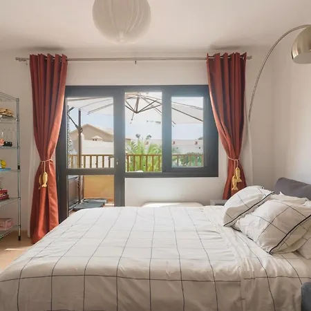 Sunny & Vibrant Apartment